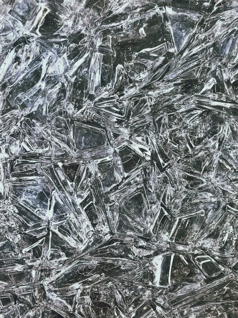 صفحه ای از یخ روی چمن